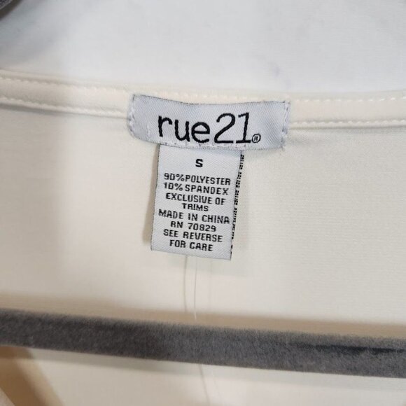 rue21 Long Sleeve Twist Front Bodysuit in Ivory - Size Small - Picture 6 of 8